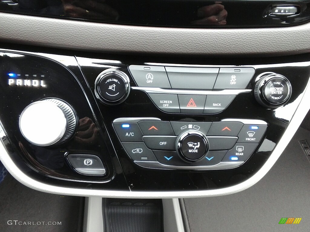 2017 Chrysler Pacifica LX Controls Photo #120635369