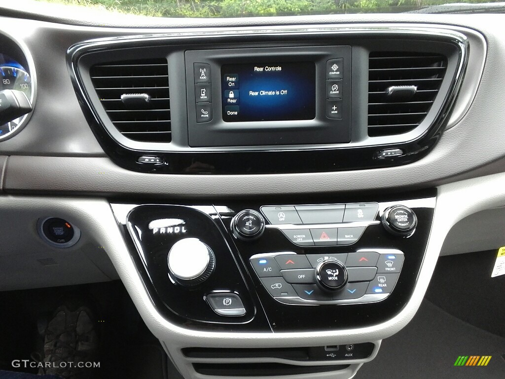 2017 Chrysler Pacifica LX Controls Photos