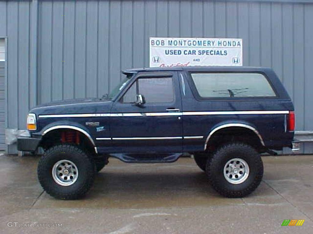 Medium Royale Blue Pearl Ford Bronco