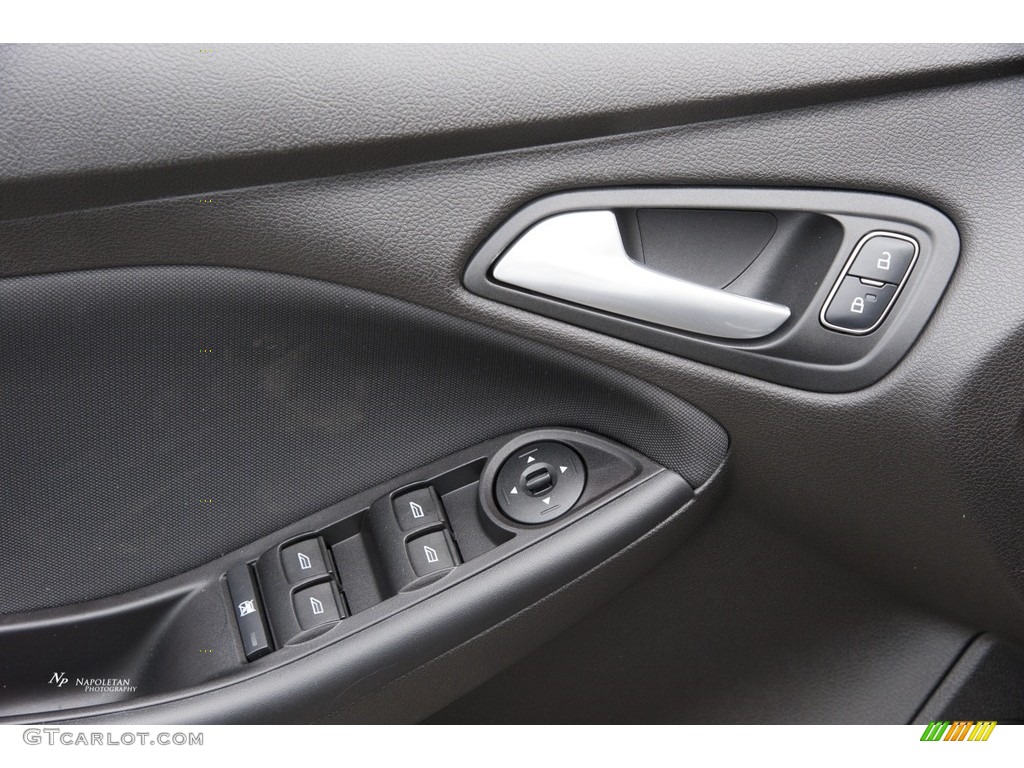 2017 Focus SE Sedan - Magnetic / Charcoal Black photo #5