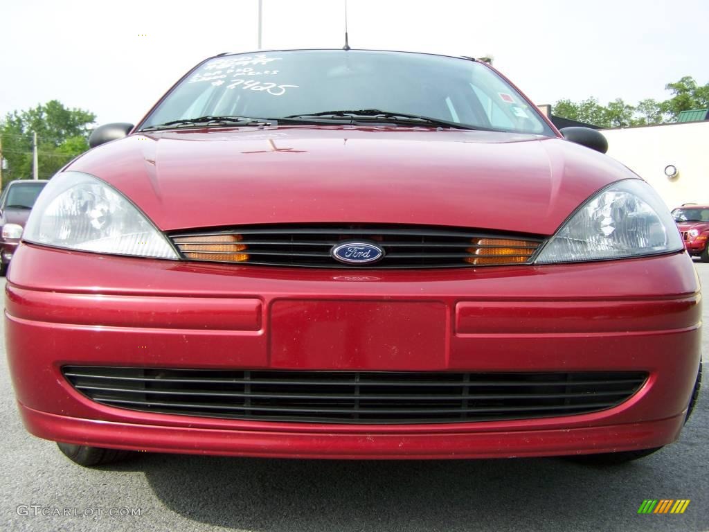 2003 Focus SE Wagon - Infra-Red / Medium Graphite photo #2