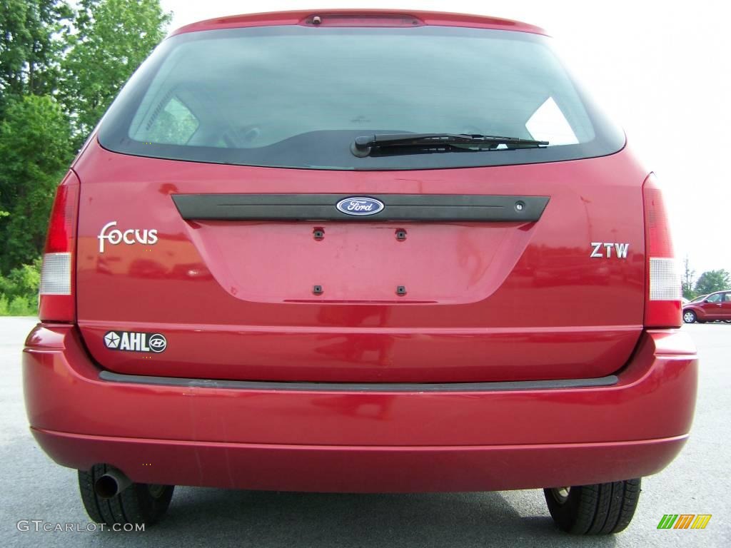 2003 Focus SE Wagon - Infra-Red / Medium Graphite photo #5