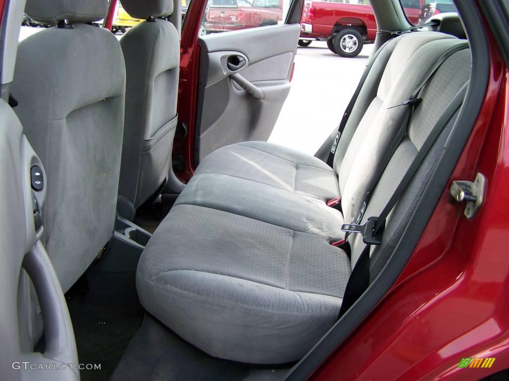 2003 Focus SE Wagon - Infra-Red / Medium Graphite photo #8