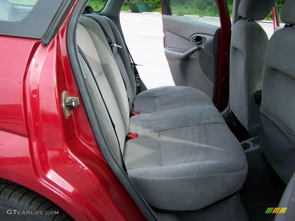 2003 Focus SE Wagon - Infra-Red / Medium Graphite photo #9