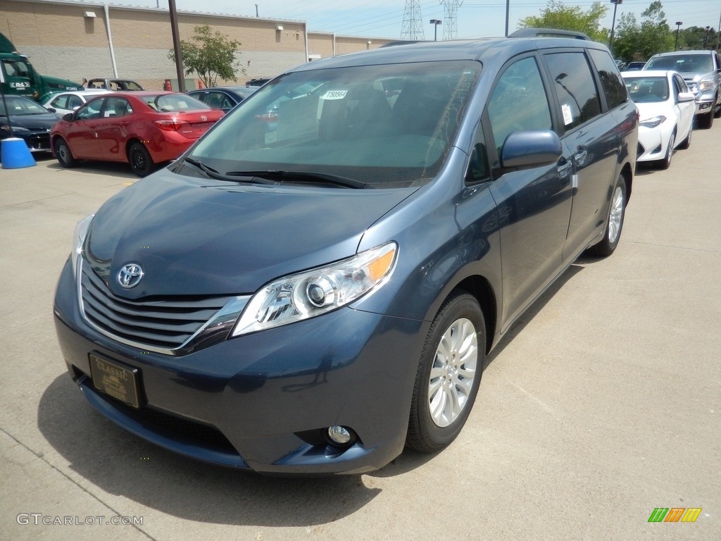 2017 Shoreline Blue Pearl Toyota Sienna XLE 120640949 Photo 4
