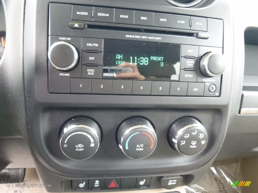 2012 Patriot Latitude 4x4 - Black / Dark Slate Gray/Light Pebble Beige photo #19
