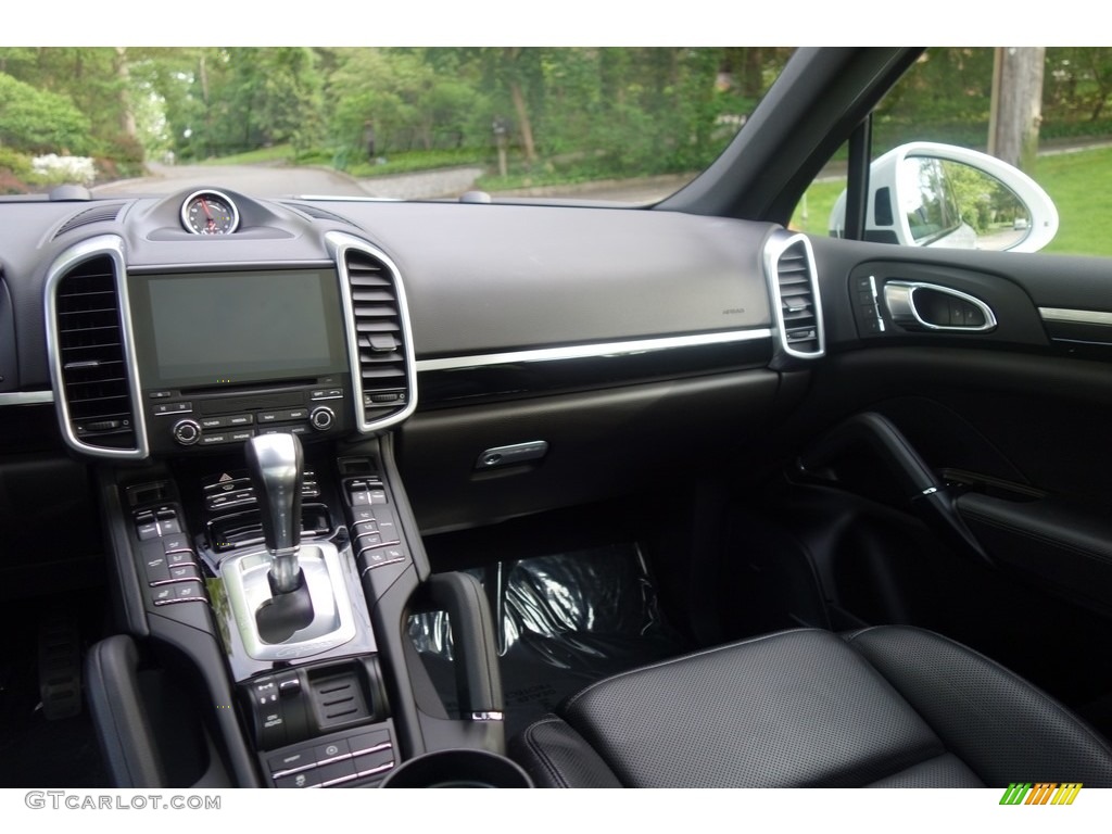 2017 Porsche Cayenne Platinum Edition Black Dashboard Photo #120669556