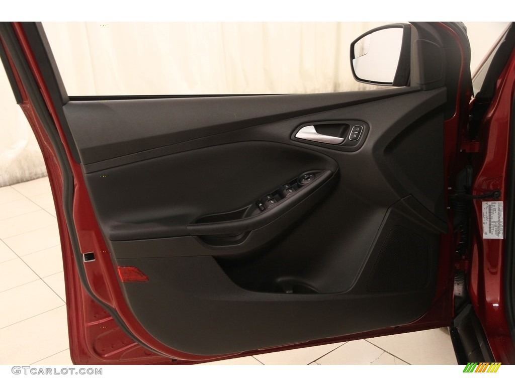 2015 Focus SE Hatchback - Ruby Red Metallic / Charcoal Black photo #4