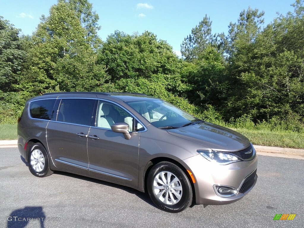 Molten Silver 2017 Chrysler Pacifica Touring L Exterior Photo #120704264