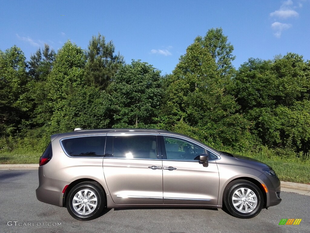Molten Silver 2017 Chrysler Pacifica Touring L Exterior Photo #120704296