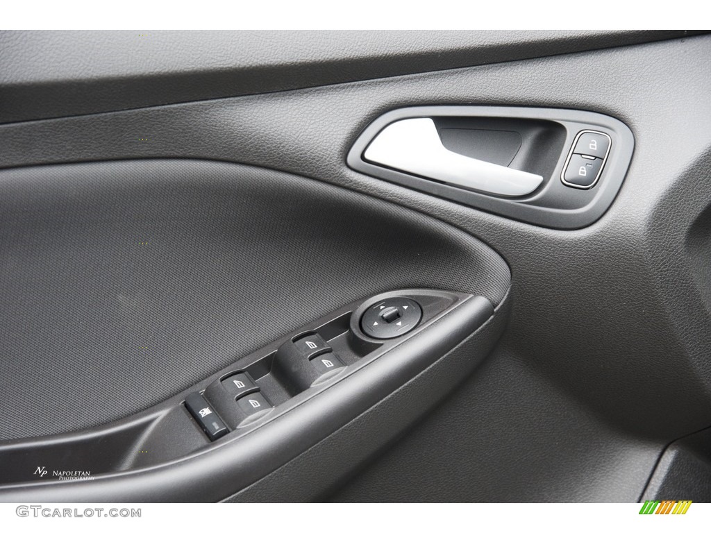 2017 Focus SE Sedan - Ingot Silver / Charcoal Black photo #4