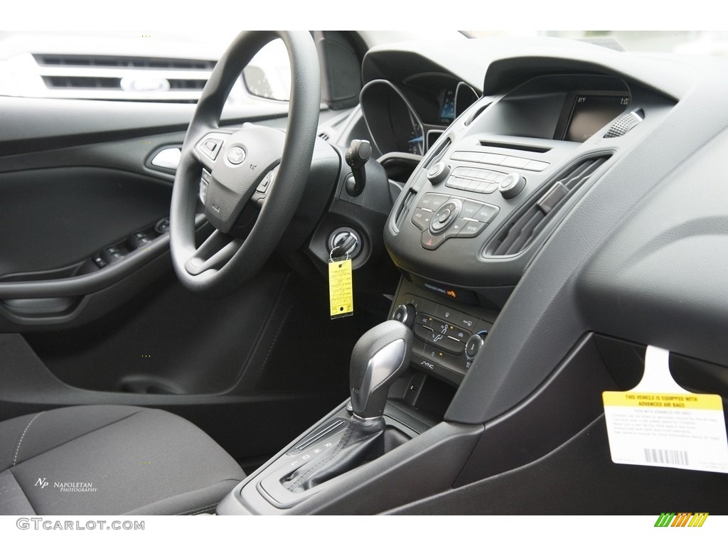 2017 Focus SE Sedan - Ingot Silver / Charcoal Black photo #8