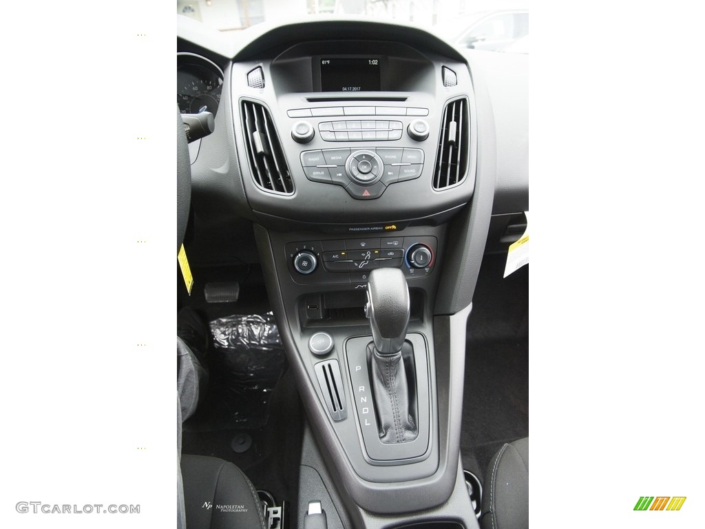 2017 Focus SE Sedan - Ingot Silver / Charcoal Black photo #9