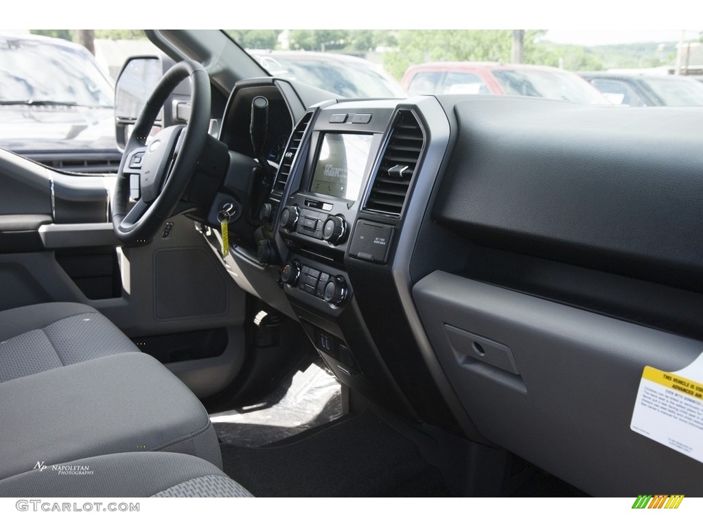 2017 F150 XLT SuperCrew 4x4 - Oxford White / Earth Gray photo #12