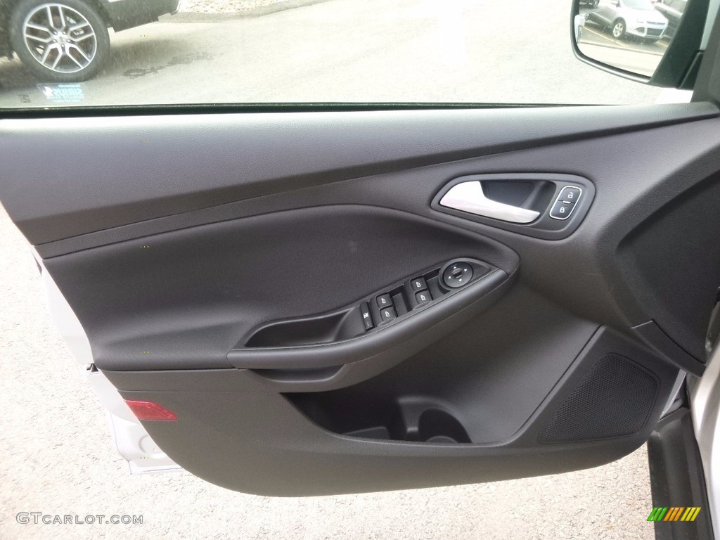 2017 Ford Focus SE Sedan Charcoal Black Door Panel Photo #120759505