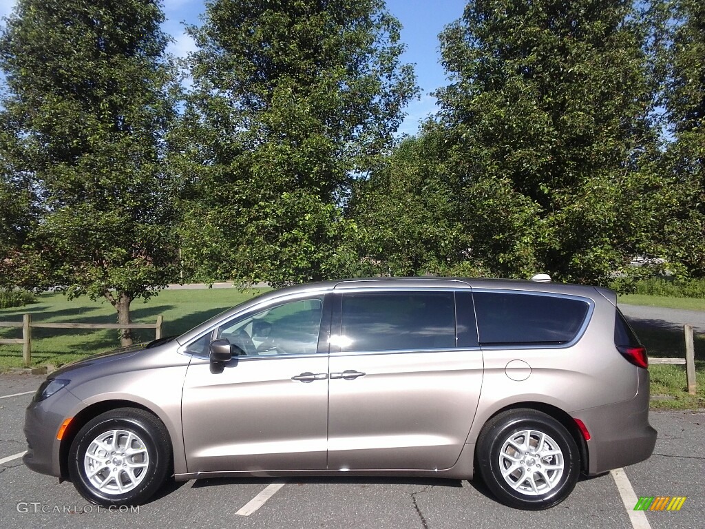 2017 Pacifica Touring - Molten Silver / Black/Alloy photo #1