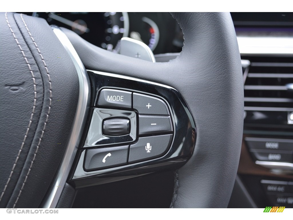2017 BMW 5 Series 530i xDrive Sedan Controls Photos