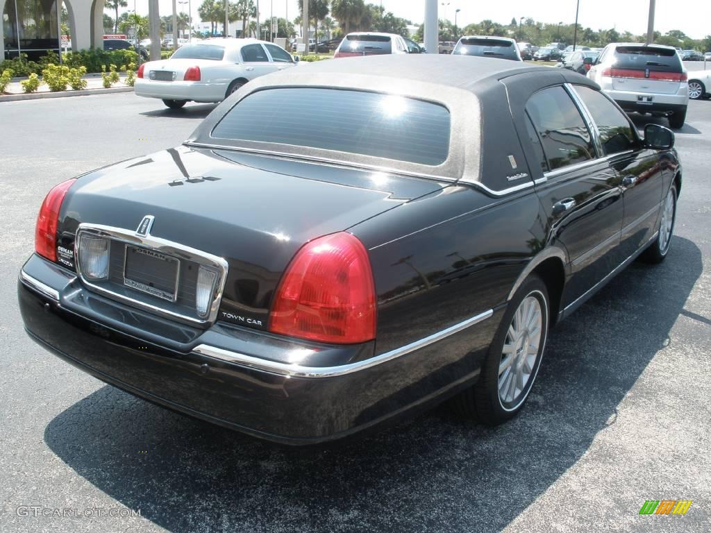 2003 Town Car Signature - Black / Dark Stone/Medium Light Stone photo #5