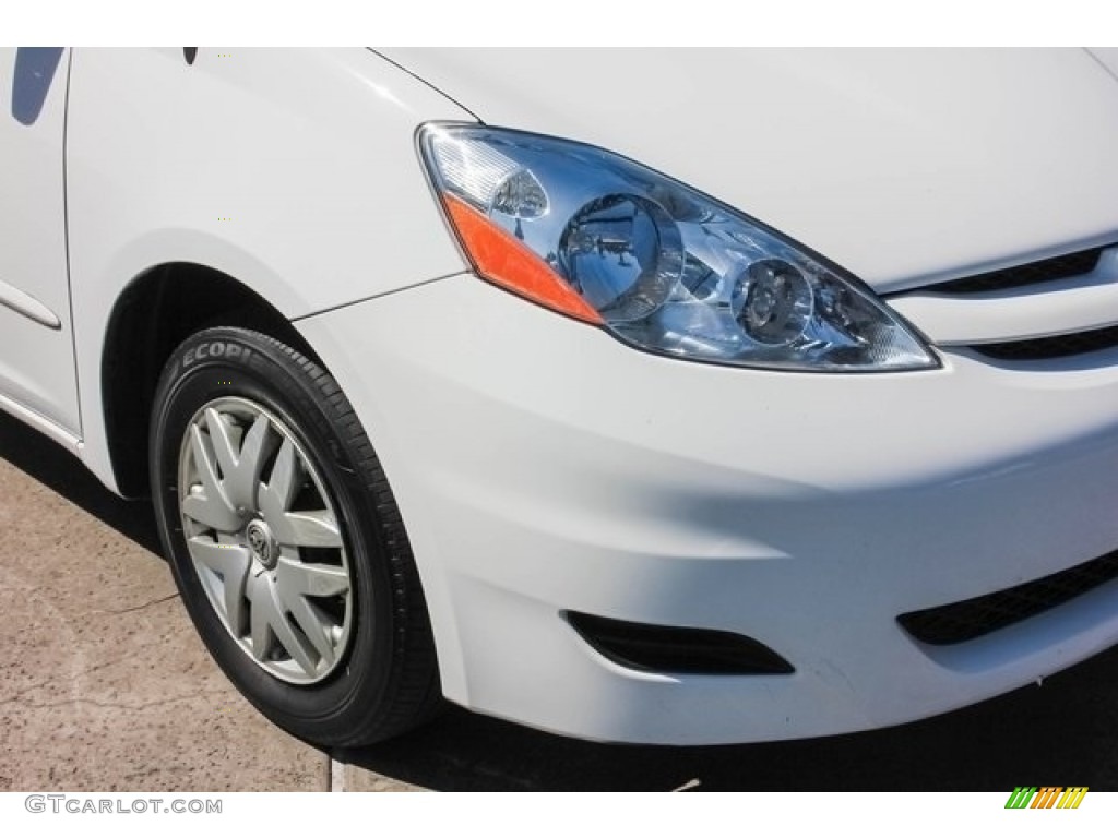 2010 Sienna LE - Super White / Taupe photo #10