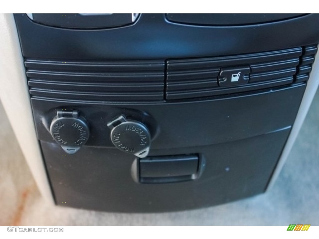 2010 Sienna LE - Super White / Taupe photo #34