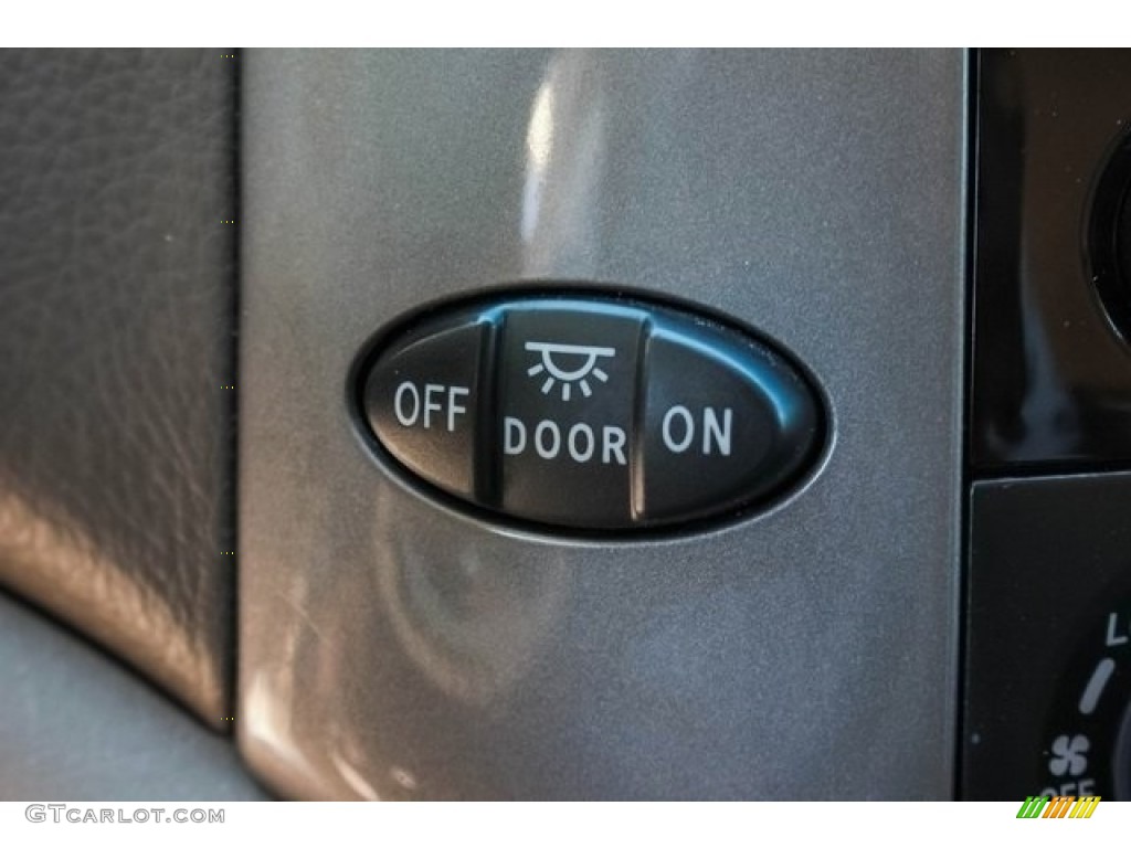 2010 Sienna LE - Super White / Taupe photo #36