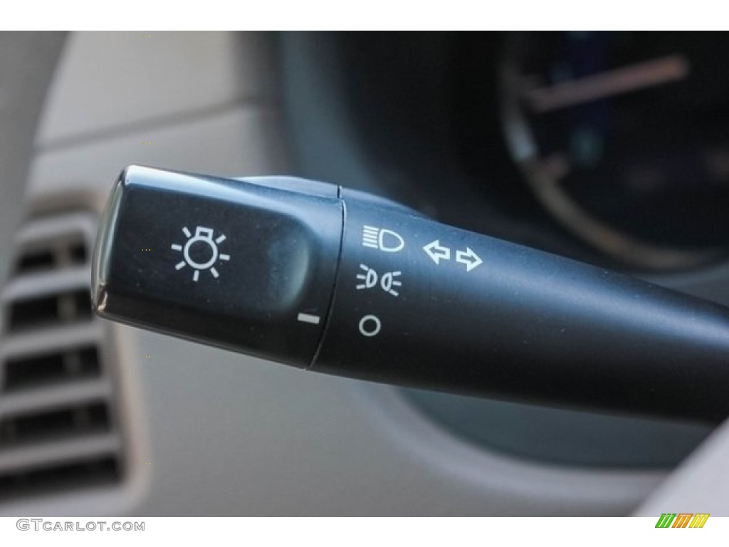 2010 Sienna LE - Super White / Taupe photo #39