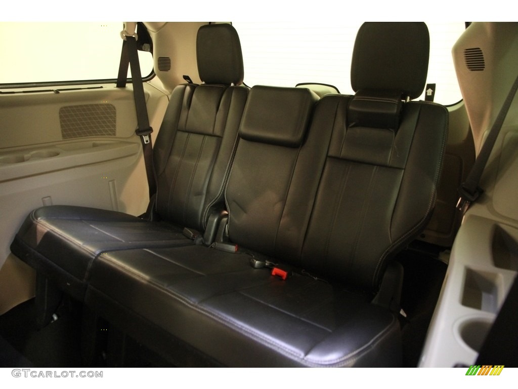 2011 Town & Country Touring - L - Sapphire Crystal Metallic / Black/Light Graystone photo #22