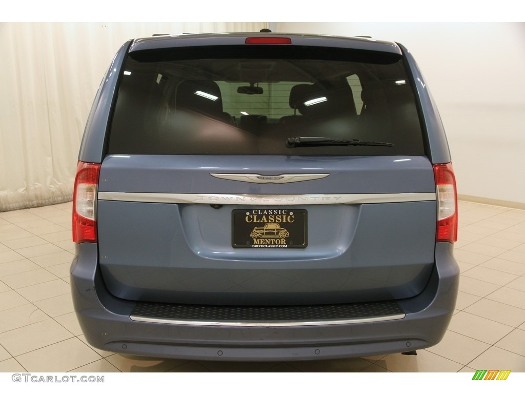 2011 Town & Country Touring - L - Sapphire Crystal Metallic / Black/Light Graystone photo #23