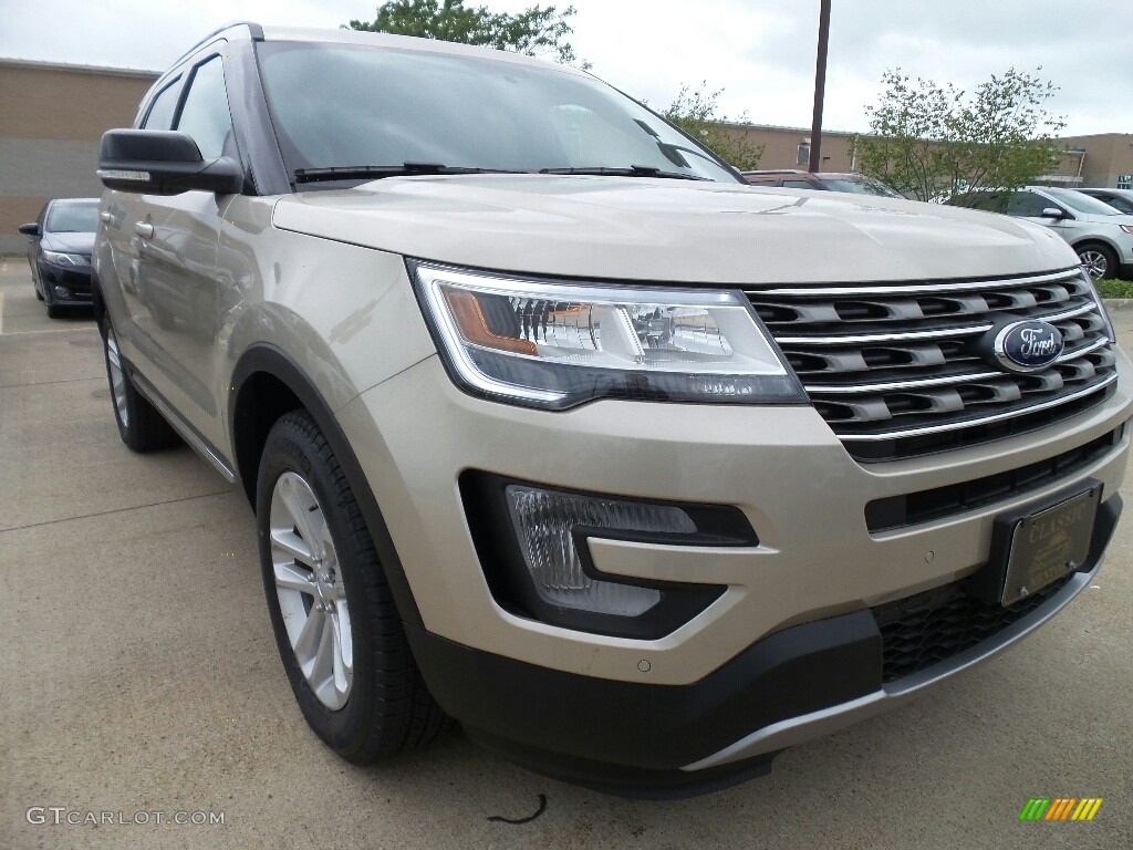 2017 Explorer XLT - White Gold / Medium Light Camel photo #1