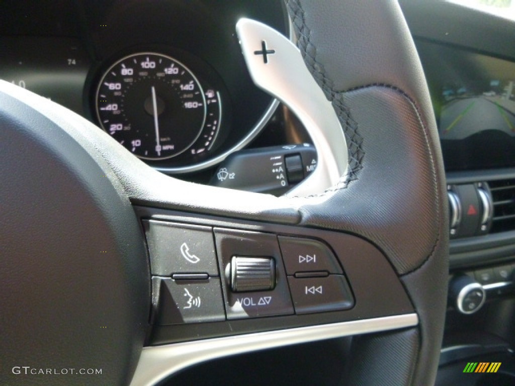 2017 Alfa Romeo Giulia AWD Controls Photo #120933322