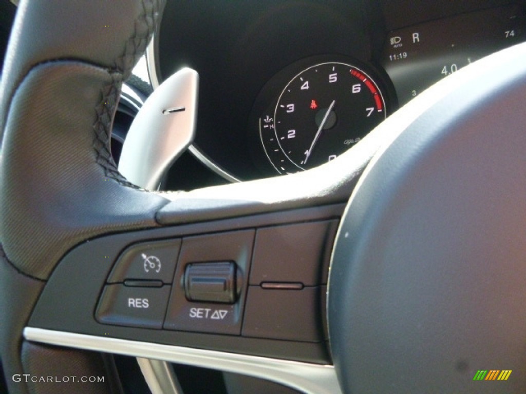 2017 Alfa Romeo Giulia AWD Controls Photo #120933337