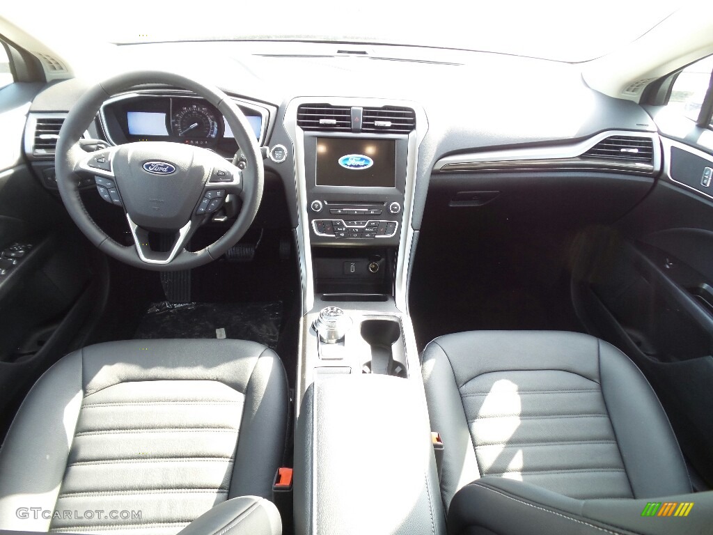 2017 Fusion SE - Shadow Black / Ebony photo #3