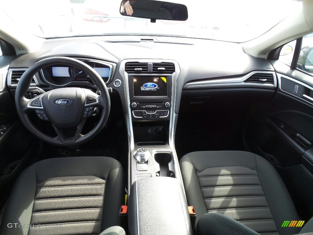 2017 Fusion SE - Shadow Black / Ebony photo #3