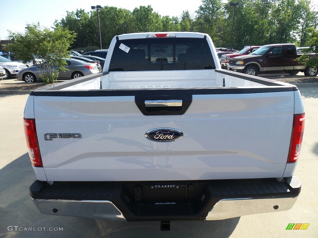 2017 F150 XLT SuperCrew 4x4 - Oxford White / Earth Gray photo #4