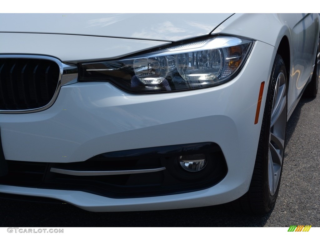 2017 3 Series 330i xDrive Sedan - Alpine White / Black photo #31