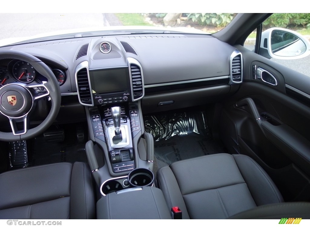 2017 Porsche Cayenne Platinum Edition Agate Grey Dashboard Photo #121030668