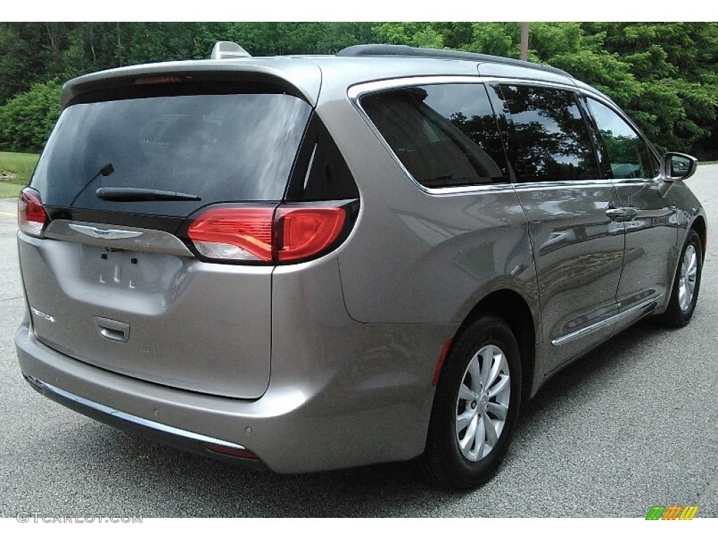 2017 Pacifica Touring L - Molten Silver / Black/Alloy photo #3