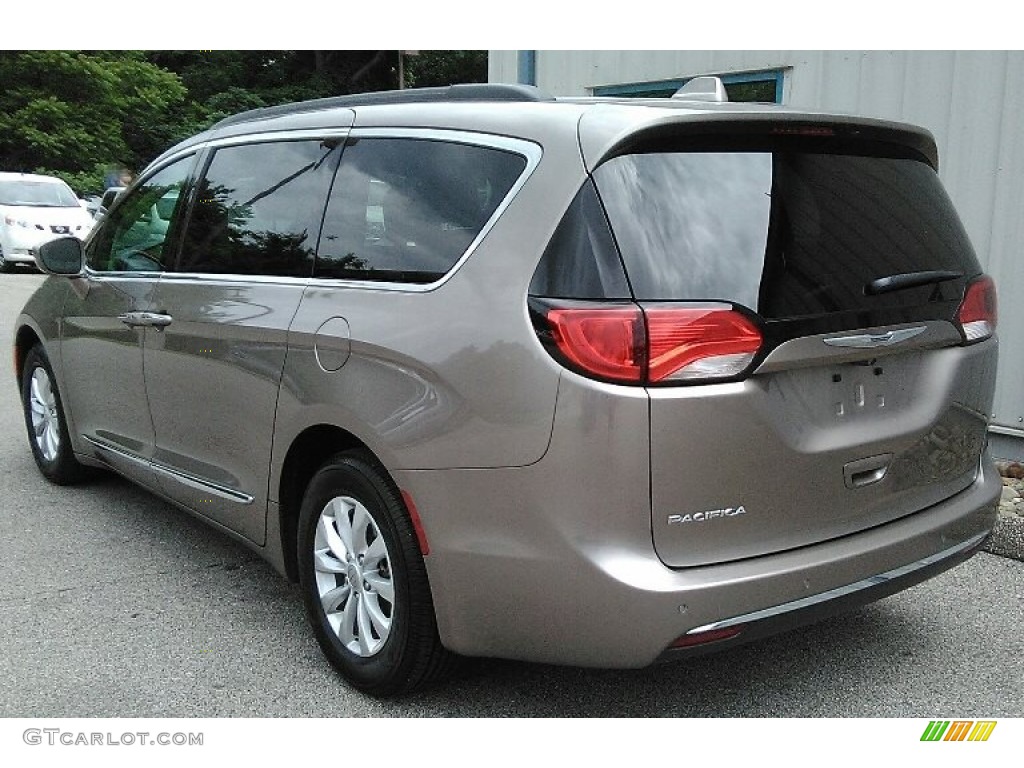 2017 Pacifica Touring L - Molten Silver / Black/Alloy photo #5