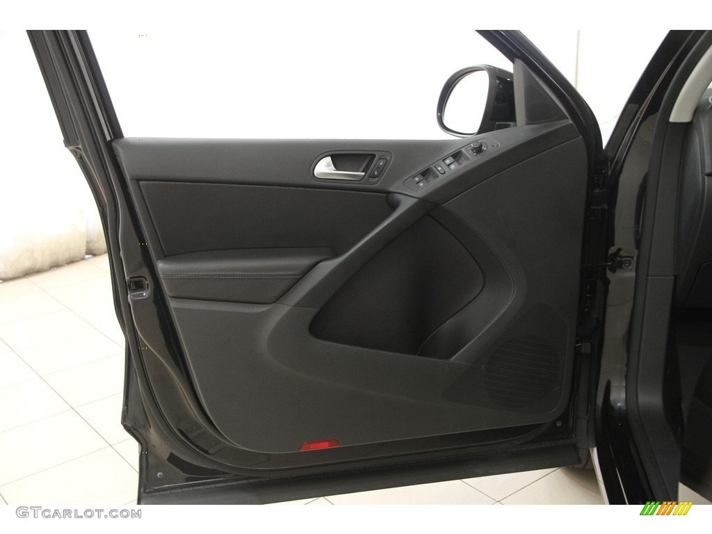 2016 Volkswagen Tiguan S 4MOTION Charcoal Door Panel Photo #121073022