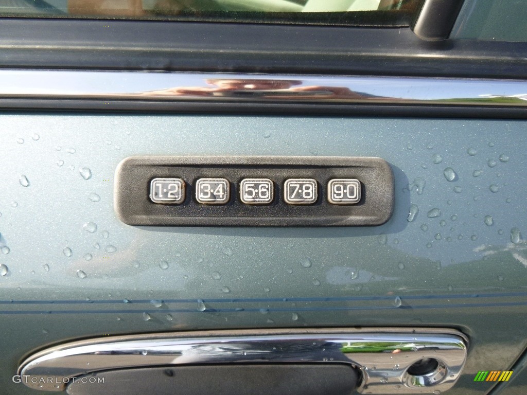 2005 Grand Marquis GS - Light Ice Blue Metallic / Light Flint photo #10