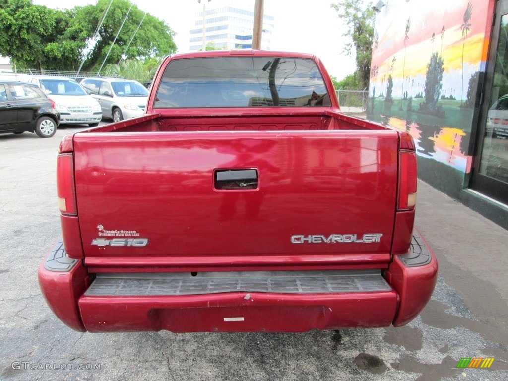2000 S10 LS Extended Cab - Dark Cherry Red Metallic / Medium Gray photo #7