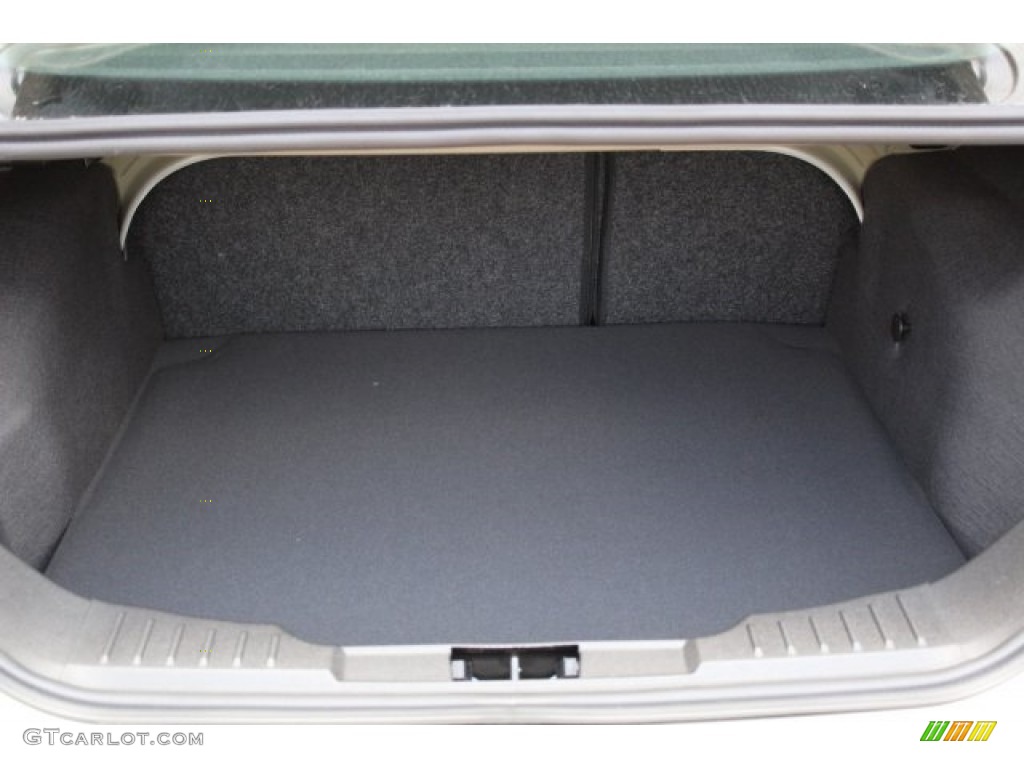 2017 Ford Focus SE Sedan Trunk Photos