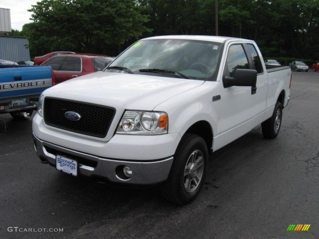2006 F150 XLT SuperCab 4x4 - Oxford White / Medium/Dark Flint photo #2