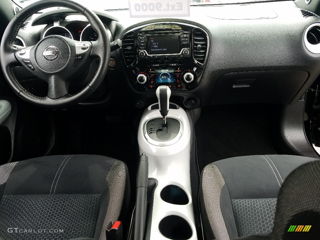 2017 Nissan Juke SV Dashboard Photos