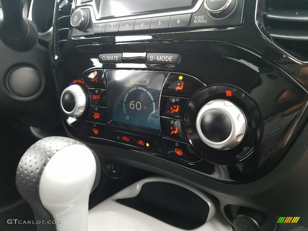 2017 Nissan Juke SV Controls Photos