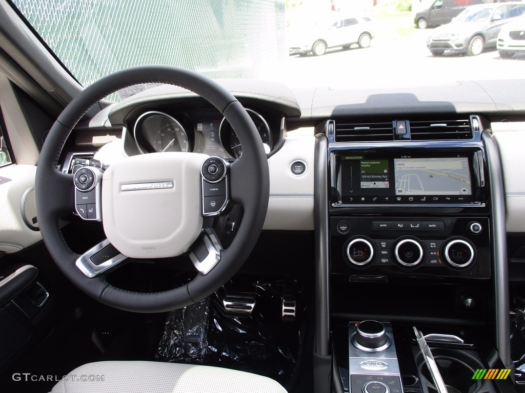 2017 Land Rover Discovery HSE Luxury Nimbus/Black Dashboard Photo #121153451