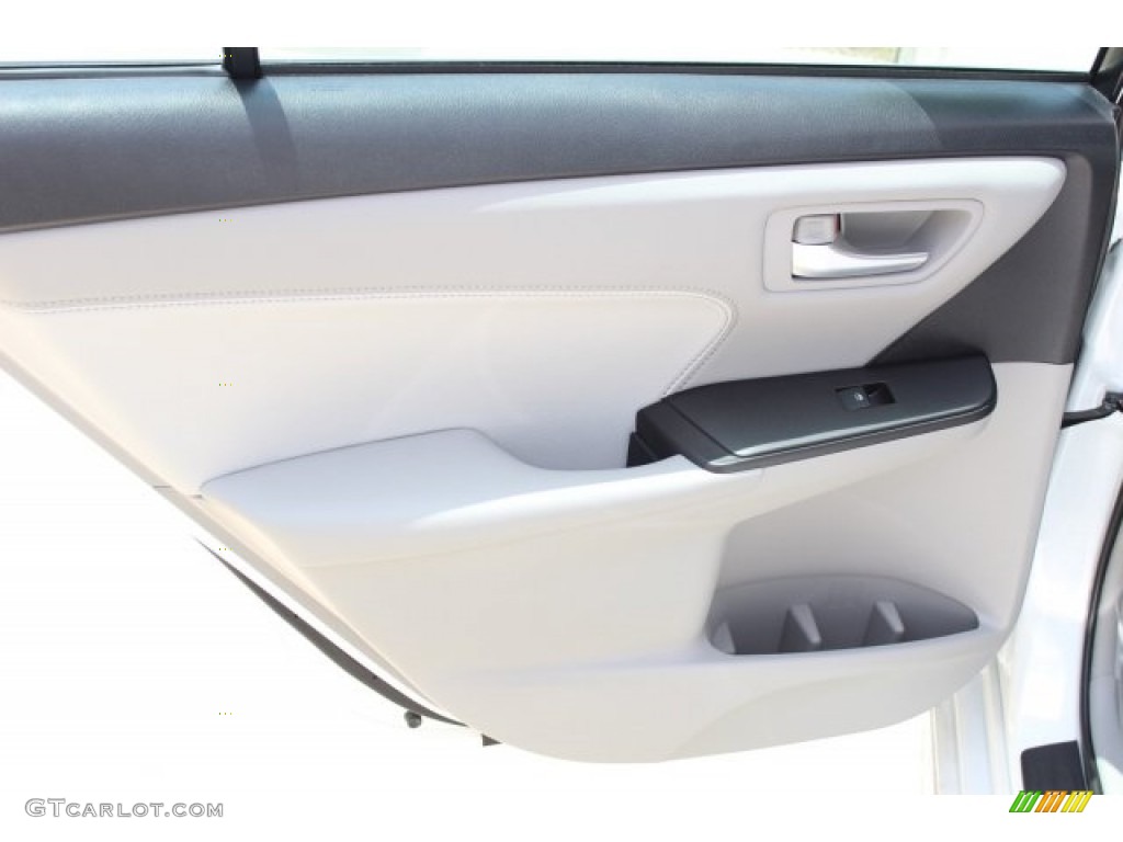 2017 Camry XLE - Blizzard White Pearl / Ash photo #22