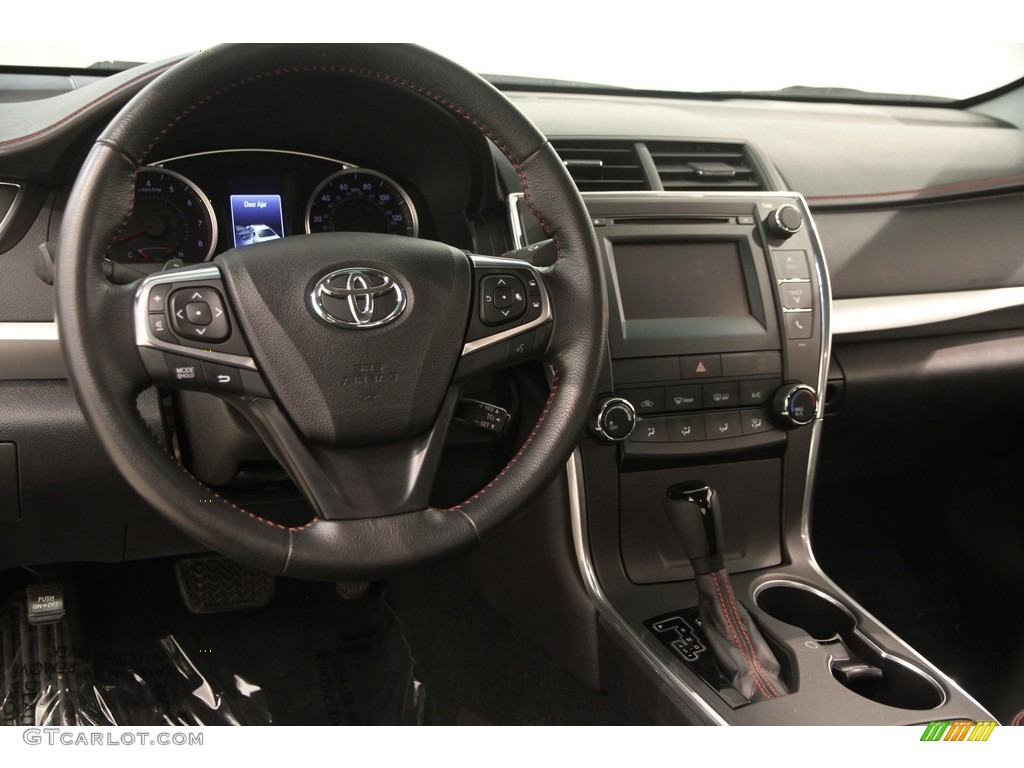 2015 Toyota Camry SE Black Dashboard Photo #121197600