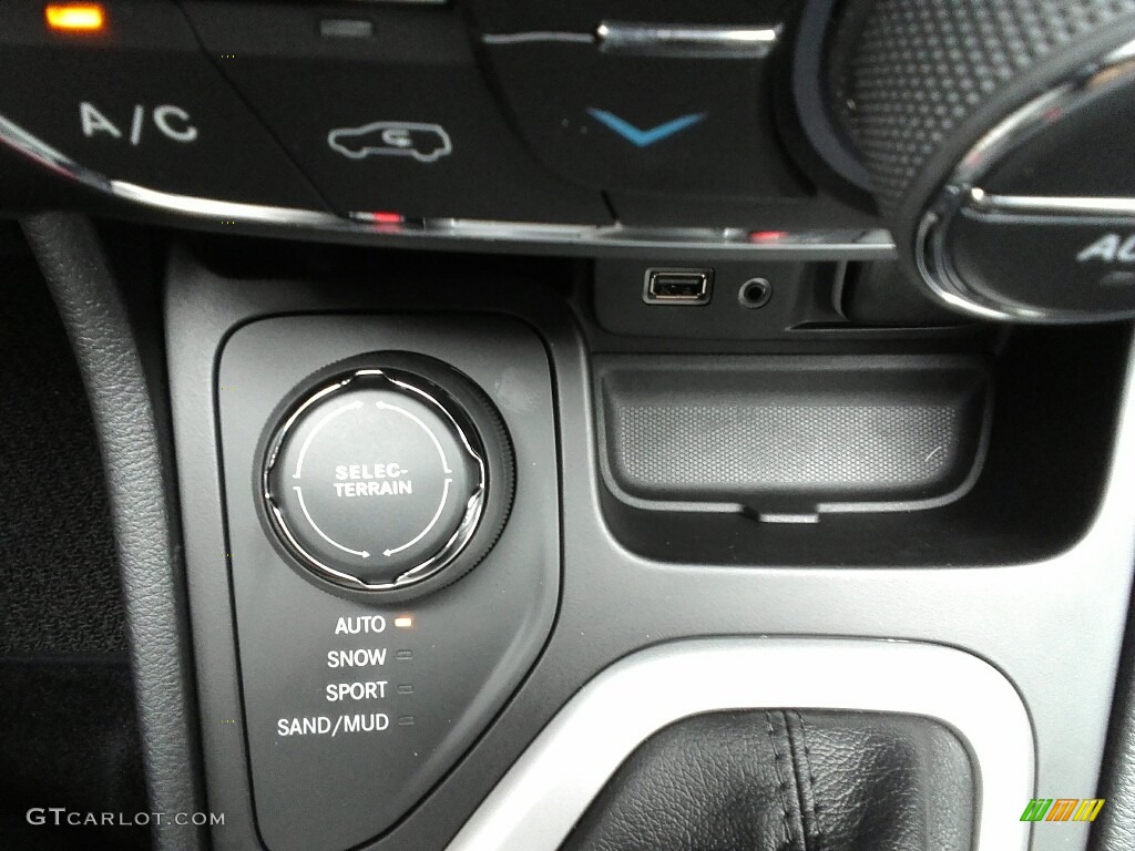2017 Jeep Cherokee Overland 4x4 Controls Photo #121209536