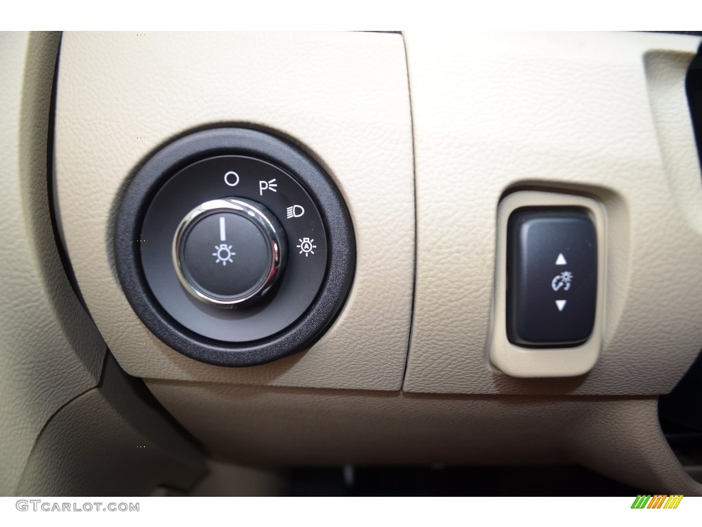 2017 Ford Taurus SE Controls Photo #121211672